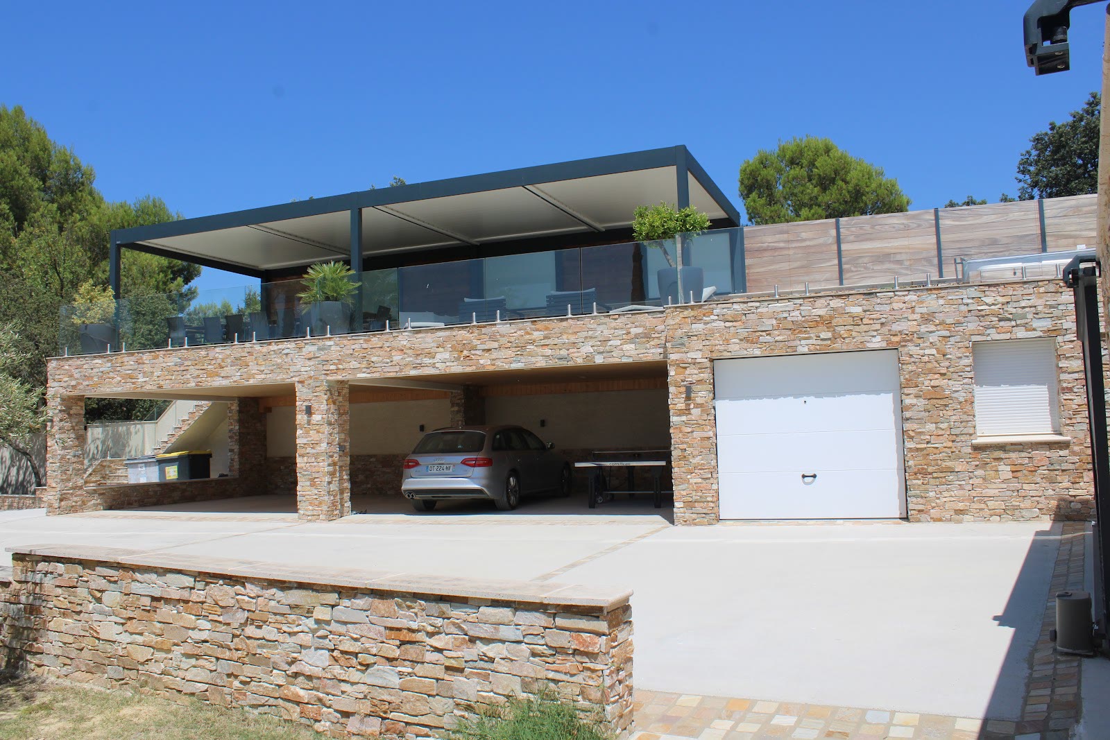 Garage et terrasse avec pergola